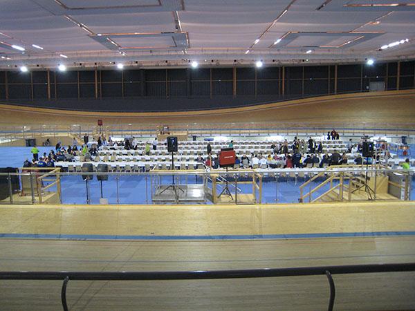 Les nombreuses tables installées au centre du vélodrôme